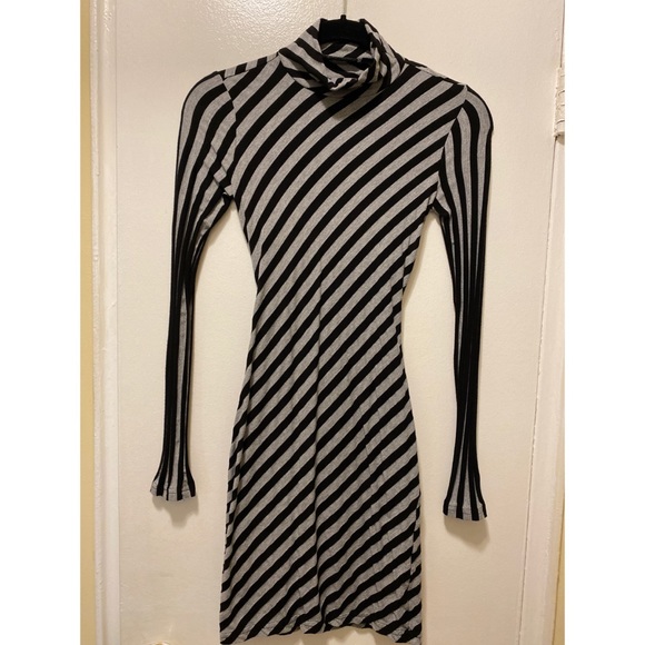 GUESS MINI TURTLE NECK OPEN BACK DRESS Size Small - Picture 3 of 8